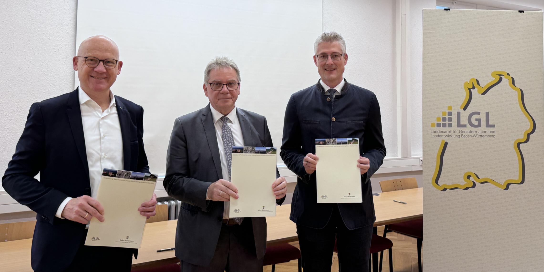 v.l.: Ralf Broß (Städtetag), Dieter Ziesel (LGL), Steffen Jäger (Gemeindetag)